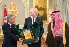 وزراء الداخلية العرب يسلّمون رئيس الجمهورية الدرع التذكاري