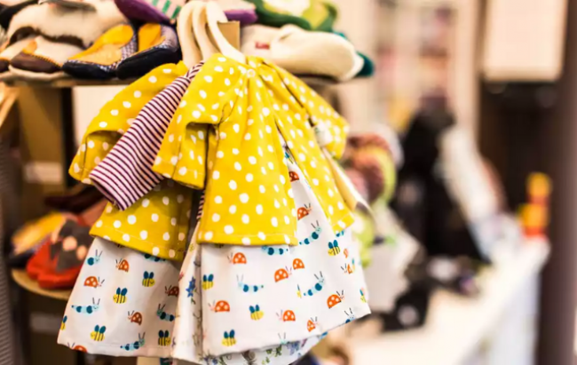 غرفة تجارة الأقمشة والملابس تدعو إلى منح تخفيضات تلقائية على ملابس الأطفال