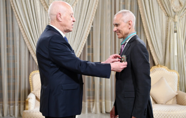 رئيس الجمهورية يقلّد منجي الباوندي الصنف الأول من وسام الجمهورية