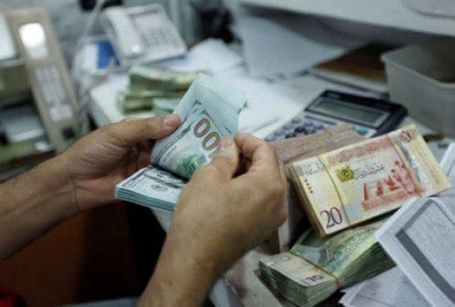 ارتفاع الدينار التونسي بـ200 مي أمام الدولار الأمريكي يضمن للميزانية 1140 مليون دينار