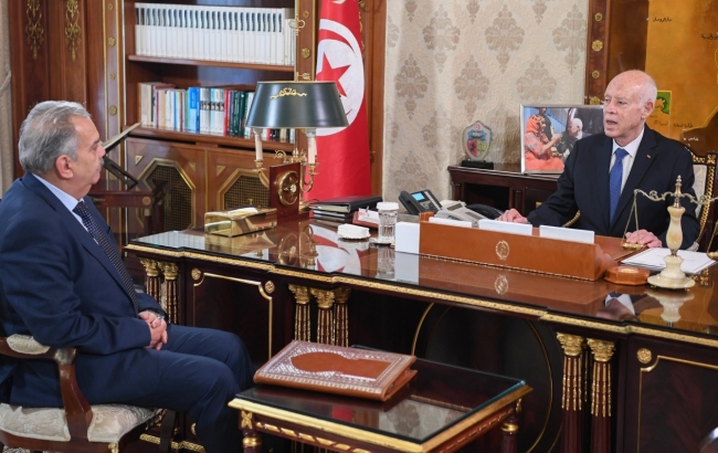 مشروع القانون الأساسي المتعلق بالهياكل الرياضية محور لقاء رئيس الجمهورية بوزير الشباب والرياضة