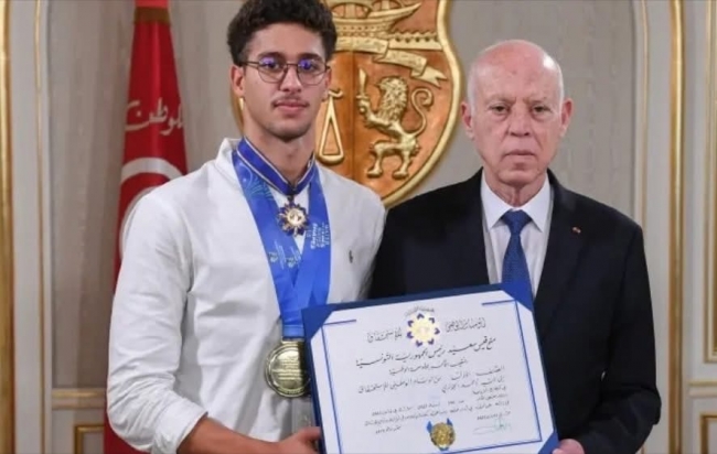 رئيس الجمهورية يمنح الصنف الأوّل من الوسام الوطني للاستحقاق في قطاع الرياضة للبطل التونسي أحمد الجوادي