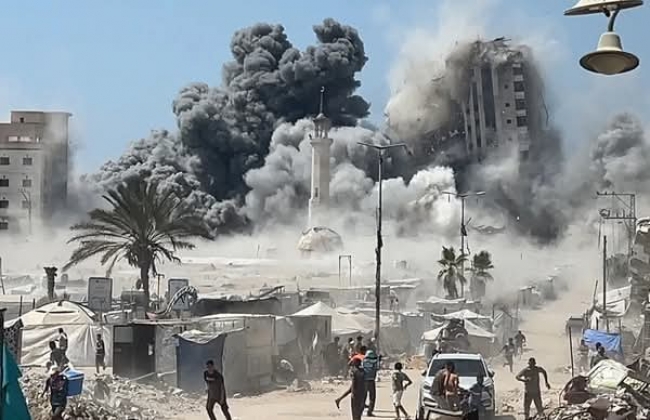 الاحتلال يواصل نسف الأبراج السكنية في مدينة غزة
