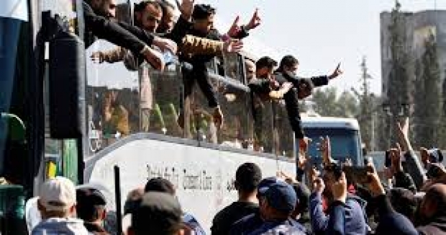 وصول أسرى فلسطينيين محررين إلى خان يونس بغزة