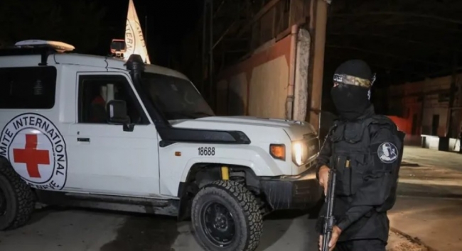 مصادر فلسطينية: فريق من الصليب الأحمر يدخل إلى رفــــح للبحث عن جثة أسير صهيـــــوني