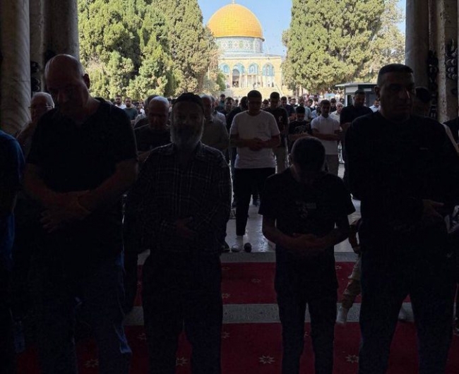 عشرات آلاف المصلين يؤدون صلاة الجمعة في الأقصى