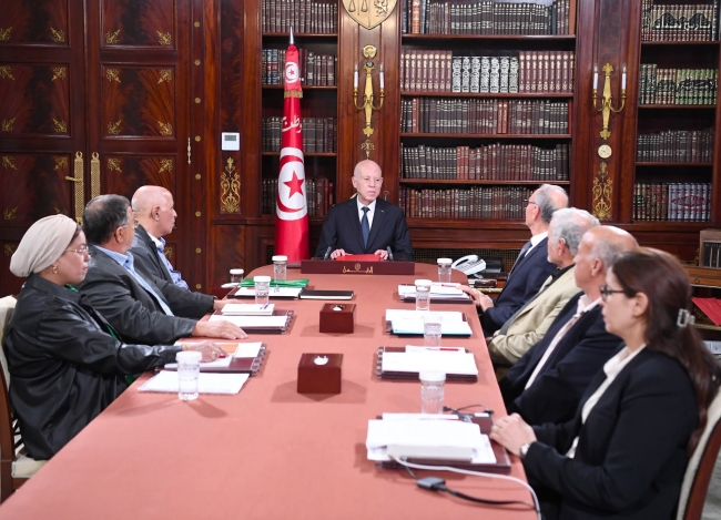 رئيس الجمهوريّة يشرف على اجتماع اللّجنة التي كلّفها بإيجاد حلول عاجلة للوضع البيئي بمدينة قابس