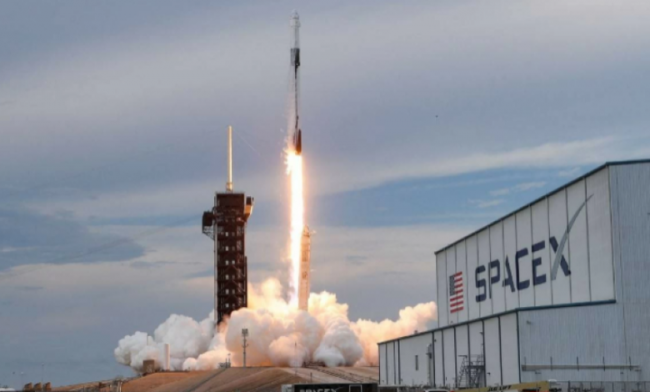 سبيس إكس الأمريكية تطلق 29 قمرا صناعيا جديدا  إلى الفضاء
