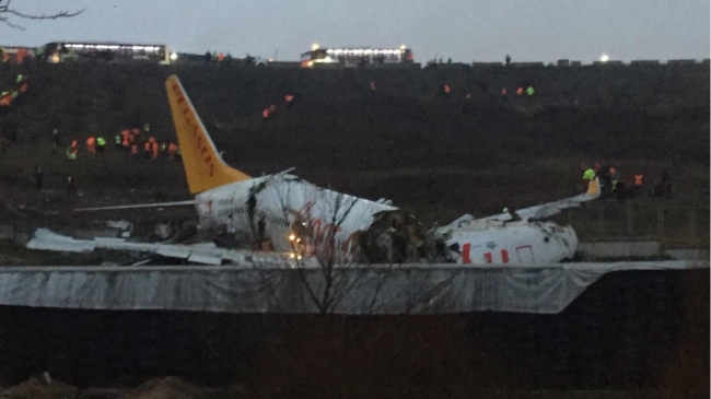 إسطنبول : طائرة تنقسم إلى ثلاث أجزاء إثر خروجها عن مدرج المطار 