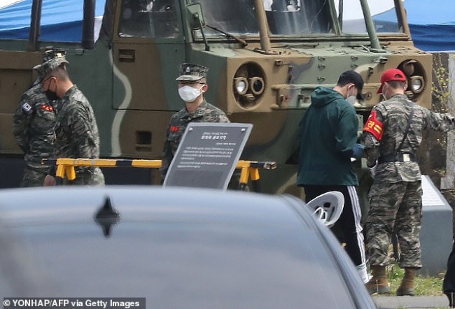 نجم توتنهام الإنقليزي سون يبدأ تدريباته العسكرية في كوريا الجنوبية