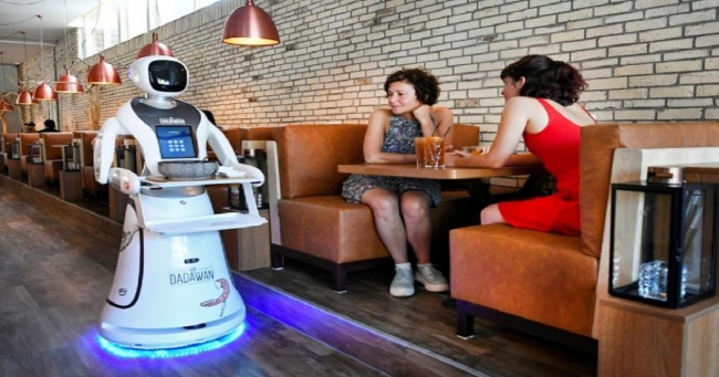 الثلاثي الآلي أيمي وآكر وجيمس روبوتات تقدم المشروبات بمطعم في هولندا 