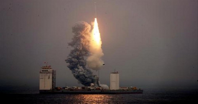  الصين تنجح في أول إطلاق تجريه لصاروخ فضائي من منصة في البحر 